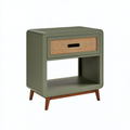 Comodino 45 x 40 x 60 cm in legno verde salvia con cassetto in rattan e vano aperto
